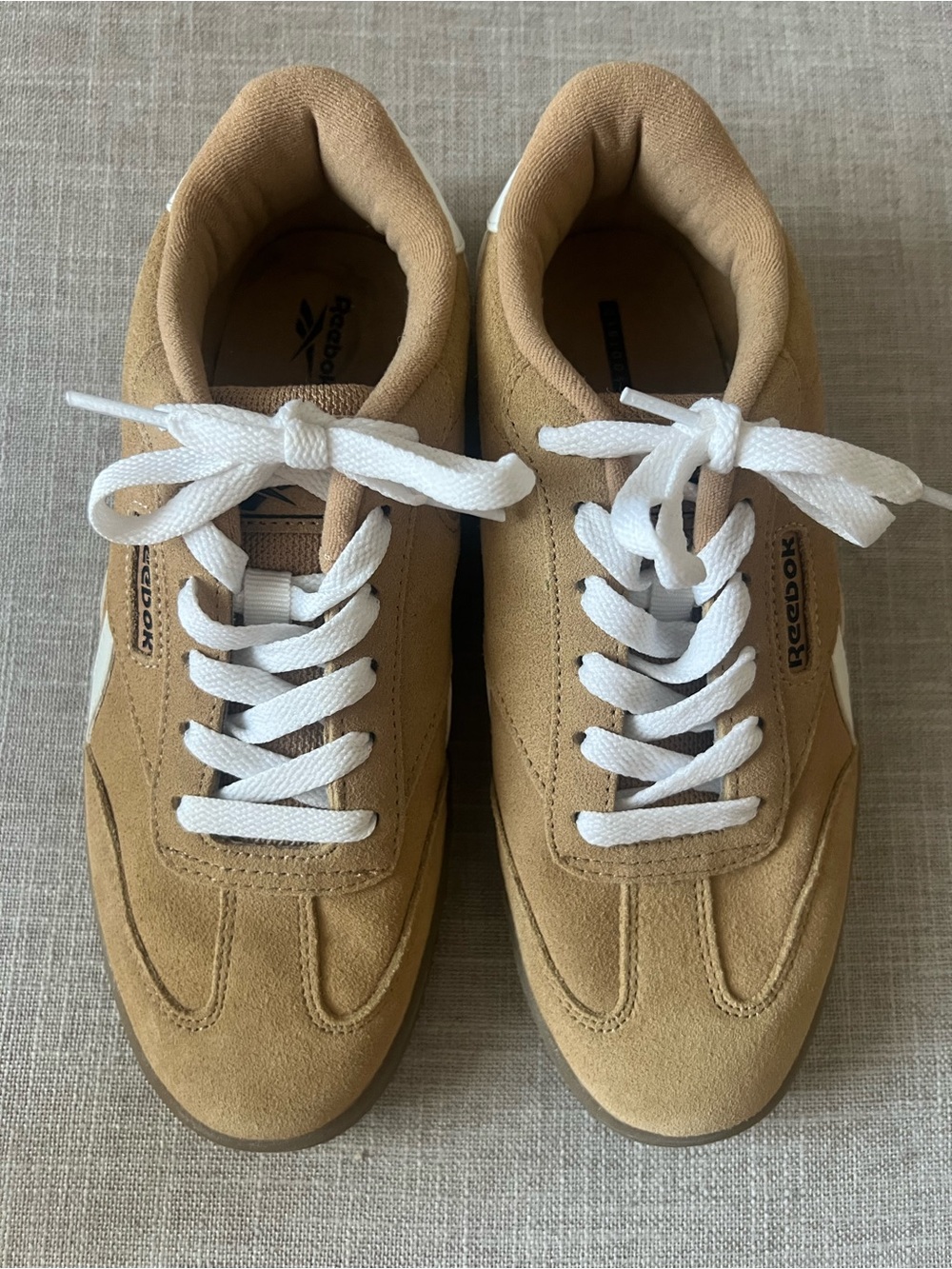 Reebok Women's low top Faux Suede Streetwear logo Sneakers in Tan, size 6.5